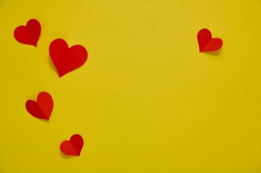 Üst görünüm Kağıt sevgililer günü kırmızı kalpler sarı zemin üzerinde Aşk kopyası alanı için kavram metin için