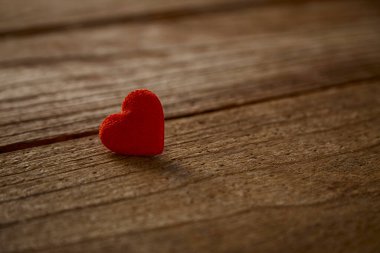 Kart maketi kopyalama alanı için ahşap masadaki aşk kırmızı kalbinin sevgililer günü arkaplanı