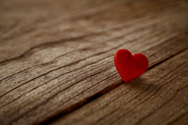 Kart maketi kopyalama alanı için ahşap masadaki aşk kırmızı kalbinin sevgililer günü arkaplanı