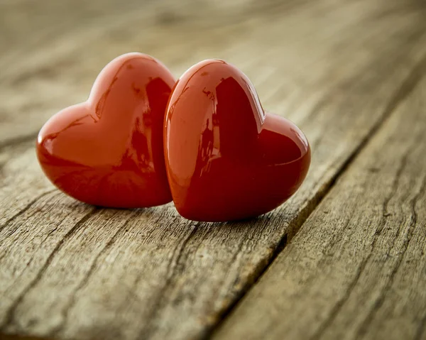 Aşkın Sevgililer Günü Arka Planı Kırsal Mahsulde Iki Kırmızı Kalp — Stok fotoğraf