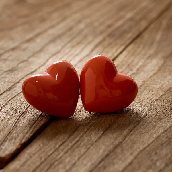 Aşkın Sevgililer Günü Arka Planı Kırsal Mahsulde Iki Kırmızı Kalp — Stok fotoğraf