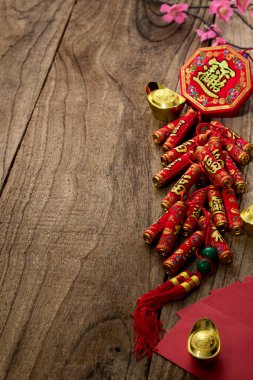 İyi şanslar maytaplar Çin yeni yılı ya da ay yeni yılı 2021 dekorasyonu ahşap masa üzerinde (Çince karakter 