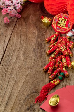İyi şanslar maytaplar Çin yeni yılı ya da ay yeni yılı 2021 dekorasyonu ahşap masa üzerinde (Çince karakter 