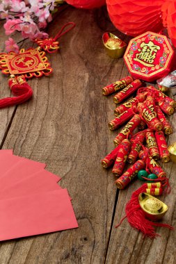 İyi şanslar maytaplar Çin yeni yılı ya da ay yeni yılı 2021 dekorasyonu ahşap masa üzerinde (Çince karakter 