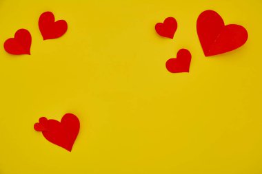 Üst görünüm Kağıt sevgililer günü kırmızı kalpler sarı zemin üzerinde Aşk kopyası alanı için kavram metin için