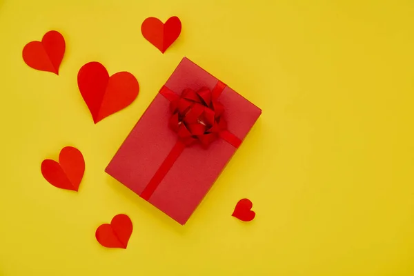 Caja Regalo Roja Papel Corazones Rojos Sobre Fondo Amarillo Concepto — Foto de Stock