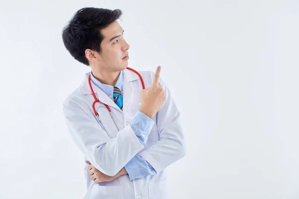 Azji Mężczyzna Lekarz Medycznym Sukni Stetoskop Wskazując Palce Wskazujące Bok — Zdjęcie stockowe