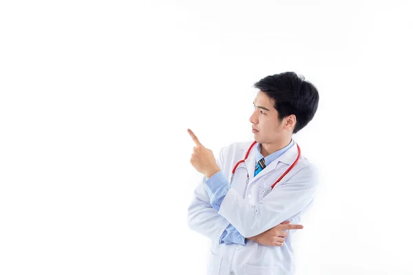 Asiatische Mann Arzt Einem Medizinischen Kleid Stethoskop Zeigt Zeigefinger Zur — Stockfoto