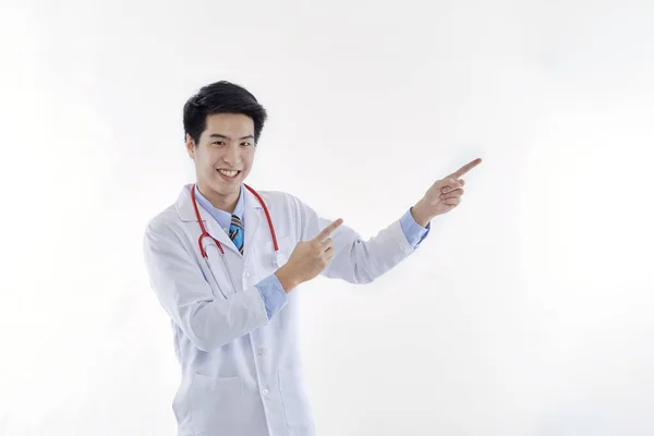 의료용 가운을 청진기를 겨누고 아시아 의사가 배경에 떨어져 공간에서 손가락을 — 스톡 사진