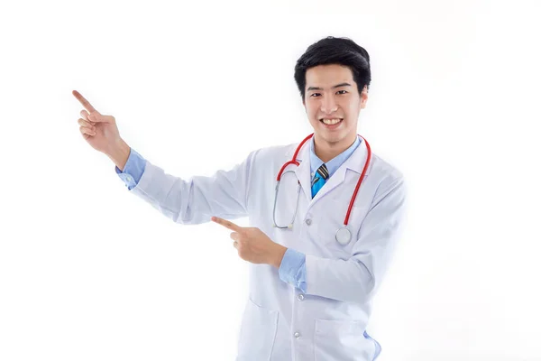 身穿医用长袍的亚洲男医生听诊器 将食指放在白底分隔的复制空间上 — 图库照片