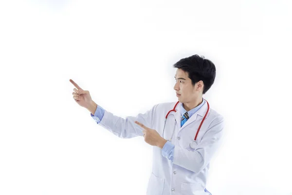 Asiatico Uomo Medico Abito Medico Stetoscopio Puntando Indice Dita Parte — Foto Stock