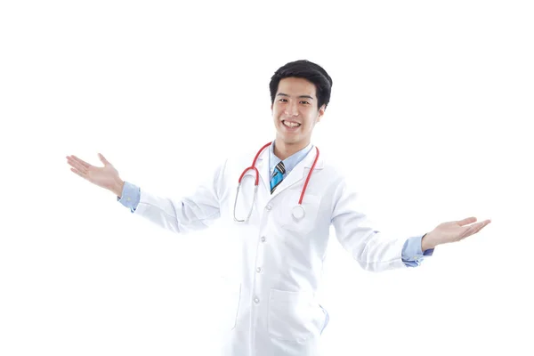 年轻的亚洲男子医生 背景为白色 身着西服 手持听诊器的男医生举手表决健康医学概念 — 图库照片