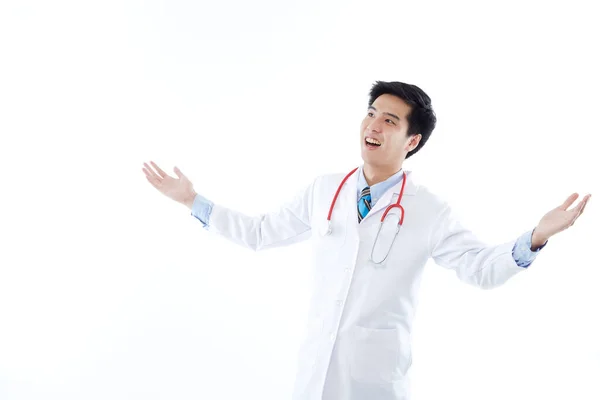 Młody Azjata Lekarz Izolowany Białym Tle Mężczyzna Lekarz Sukni Medycznej — Zdjęcie stockowe