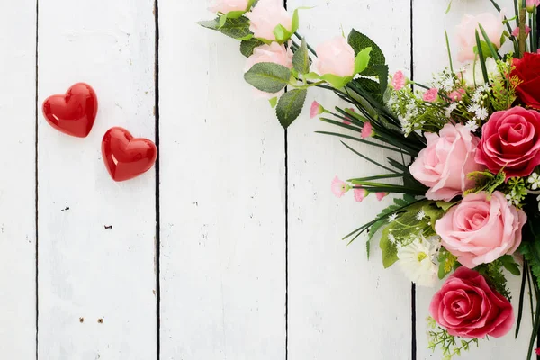 Día San Valentín Romántico Corazón Rojo Colorido Ramo Flores Mesa Imagen De Stock