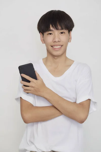 Mladý Dobře Vypadající Asijské Člověk Držení Mobilního Telefonu Bílém Pozadí — Stock fotografie