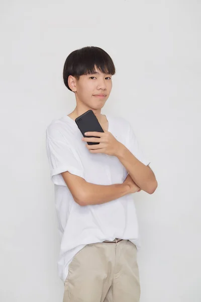 Jovem Boa Aparência Asiático Homem Segurando Telefone Celular Fundo Estúdio — Fotografia de Stock