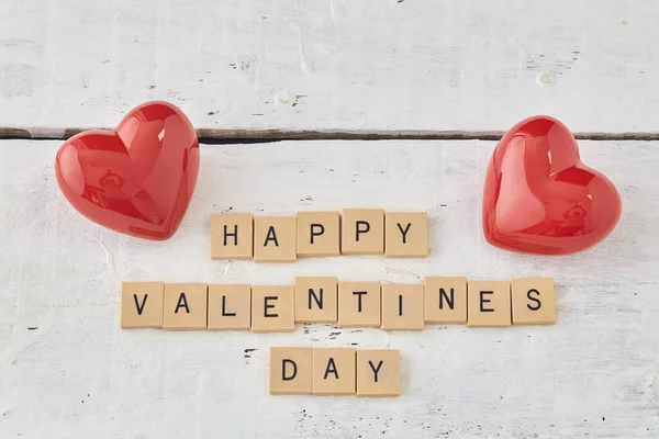 Rote Herzen Mit Valentinstag Text Auf Holz Weißem Hintergrund — Stockfoto