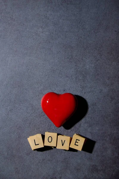 Corazón Rojo Con Bloques Que Muestran Mensaje Amor Textura Hormigón — Foto de Stock