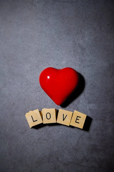 Красное Сердце Блоками Отображающими Любовное Послание Конкретной Текстуре Рисунка Фона — стоковое фото