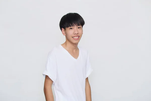 Sorridente Bello Asiatico Uomo Casual Bianco Shirt Studio Colpo Isolato — Foto Stock