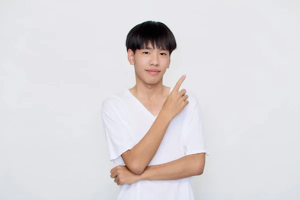 Sorrindo Bonito Asiático Homem Casual Branco Shirt Estúdio Tiro Isolado — Fotografia de Stock