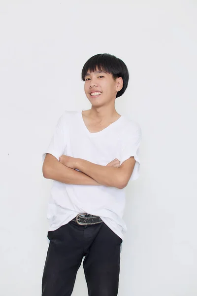 Glimlachen Knappe Aziatische Man Een Casual Wit Shirt Studio Schot — Stockfoto