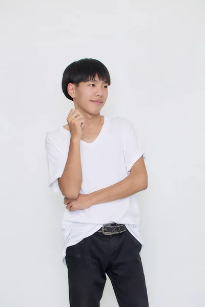 Lächelnder Hübscher Asiatischer Mann Einem Lässigen Weißen Shirt Studio Aufgenommen — Stockfoto