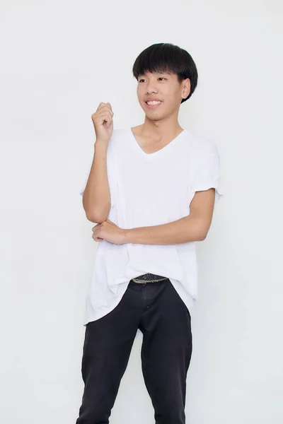 Lächelnder Hübscher Asiatischer Mann Einem Lässigen Weißen Shirt Studio Aufgenommen — Stockfoto