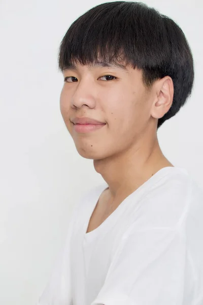 Sorrindo Bonito Asiático Homem Casual Branco Shirt Estúdio Tiro Isolado — Fotografia de Stock