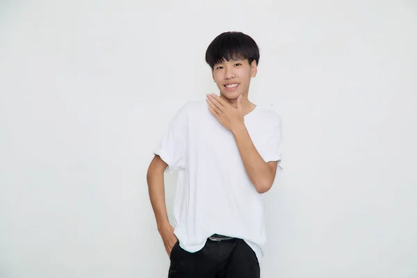 Usmívající Pohledný Asijský Muž Ležérní Bílé Tričko Studio Shot Izolovaný — Stock fotografie