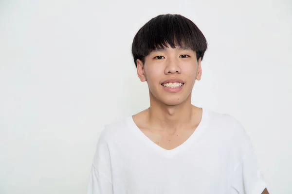 Glimlachen Knappe Aziatische Man Een Casual Wit Shirt Studio Schot — Stockfoto