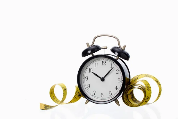 Reloj Despertador Negro Retro Con Cinta Métrica Amarilla Sobre Fondo —  Fotos de Stock
