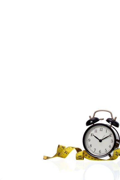白の背景に黄色の測定テープとレトロブラック目覚まし時計成功コンセプト — ストック写真