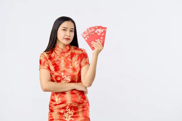 Joven Mujer Asiática Vestido Cheongsam Rojo Tradicional Sosteniendo Suerte Con — Foto de Stock