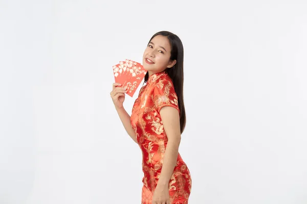 若いですアジアの女性で伝統的な赤Chongsamドレス保持運が良いですとともに赤封筒手紙で中国の旧正月のためにライトグレー隔離されたスタジオの背景 — ストック写真