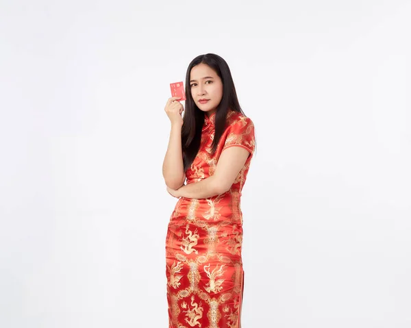 Joven Mujer Asiática Vestido Cheongsam Rojo Tradicional Sosteniendo Una Tarjeta — Foto de Stock