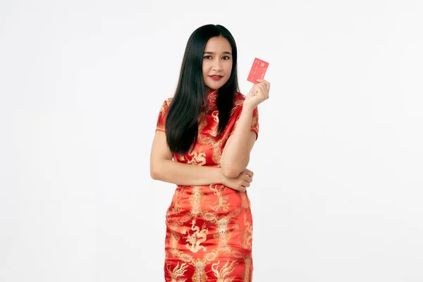 Joven Mujer Asiática Vestido Cheongsam Rojo Tradicional Sosteniendo Una Tarjeta — Foto de Stock
