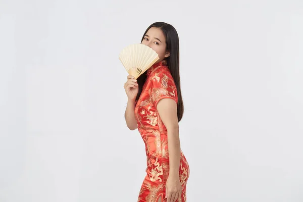 Attraktive Schöne Junge Asiatin Traditionellem Rotem Cheongsam Kleid Mit Chinesischem — Stockfoto