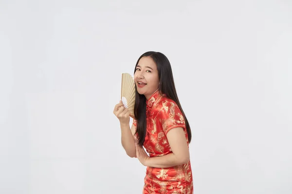 Atrakcyjne Piękne Młoda Azjatka Kobieta Tradycyjnej Czerwonej Sukni Cheongsam Gospodarstwa — Zdjęcie stockowe