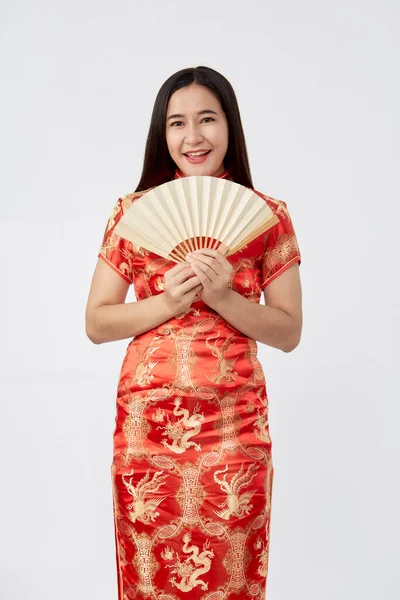 Привлекательная Красивая Молодая Азиатка Традиционном Красном Платье Чхонсам Держит Китайский — стоковое фото