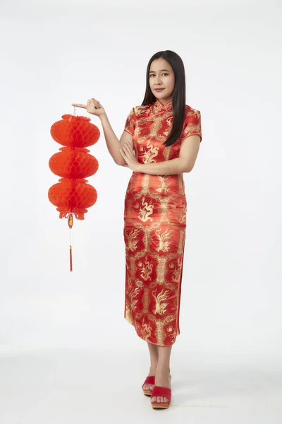 Junge Asiatin Traditionellem Rotem Cheongsam Kleid Mit Chinesischen Neujahrslaternen Hellgrauen — Stockfoto