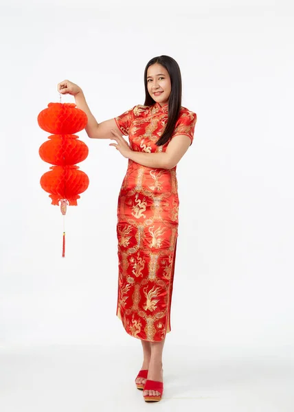 Молодая Азиатка Традиционном Красном Платье Cheongsam Держа Китайские Новогодние Фонари — стоковое фото