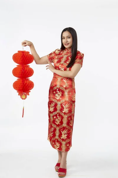 Молодая Азиатка Традиционном Красном Платье Cheongsam Держа Китайские Новогодние Фонари — стоковое фото