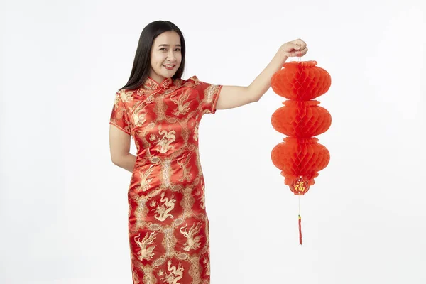 Νεαρή Ασιάτισσα Γυναίκα Παραδοσιακό Κόκκινο Cheongsam Φόρεμα Που Κατέχουν Κινέζικα — Φωτογραφία Αρχείου