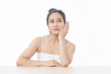 Kameraya bakan güzel Asyalı kadın temiz ve taze ciltli gülümsüyor, yüz bakımı, yüz bakımı, kozmetoloji, güzellik ve kaplıca, beyaz arka planda Asyalı kadın portresi, kozmetik konsept