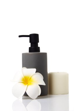 Krem spa şişesi gri vücut bakımı ve doğa arka planında tesisat çiçeği.