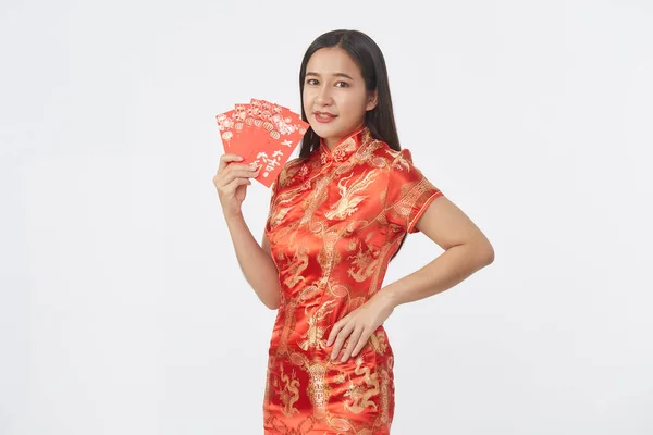 Joven Mujer Asiática Vestido Cheongsam Rojo Tradicional Sosteniendo Suerte Con — Foto de Stock