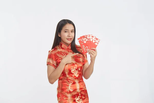 Молода Азіатка Традиційному Червоному Чонгсам Сукні Червоними Конвертами Листів Китайського — стокове фото