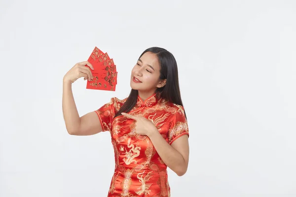 Joven Mujer Asiática Vestido Cheongsam Rojo Tradicional Sosteniendo Suerte Con — Foto de Stock