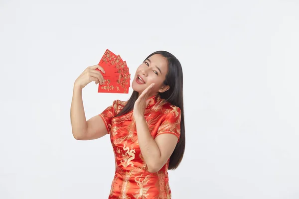 Joven Mujer Asiática Vestido Cheongsam Rojo Tradicional Sosteniendo Suerte Con — Foto de Stock